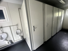 Neuwertiger WC Container Sanitärcontainer mit 6 Toiletten und 2 Urinal 