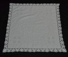 Mitteldecke, BW, 70 x 70 cm, Reicher Spitzenrand Klöppelspitze weiß