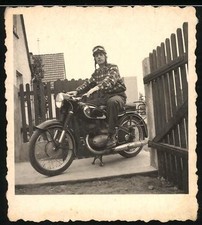 Fotografie Motorrad DKW, Bursche mit Helm und Schutzbrille auf Krad sitzend 