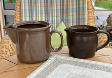 2 ältere Kannen Milch Rahm Steingut Steinzeug braun Pflanzgefäß Landhaus vintage