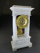 Empire-Alabaster-Stutzuhr, Paris ca.1860, 1/2 Schlag auf Bronzeglocke