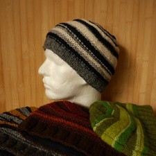 Strickmütze aus Schafwolle, bunt gestreifte Mütze, sehr warme Wintermütze,