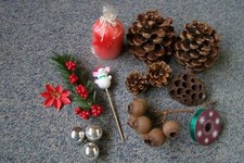 Stumpenkerze Rot mit ein Stern Schnee Maus Pinienzapfen