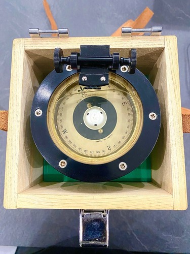 Hand bearing compass saura - bearing,