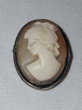 MUSCHEL- KAMEE "Junge Frau"