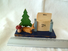 alte Figur  mit Reh und