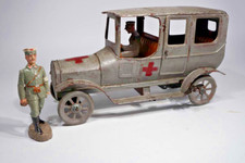 uralte Bing Blechspielzeug Limousine als Saniwagen Feldgrau + Elastolin Figur
