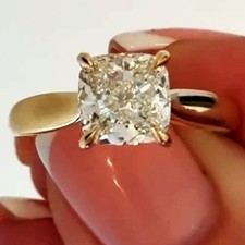 2,50 TCW Cushion Cut Moissanit