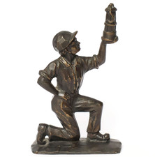 Bergarbeiter mit Grubenlampe