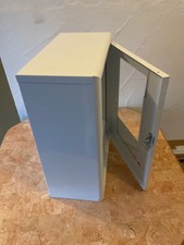 Kasten für Defibrillator weiß mit kleinem Transportschaden