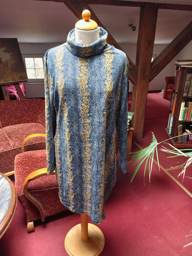 Leichtes molliges kleid mit - leichtes, kleid,