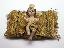 Jesuskind auf Kissen