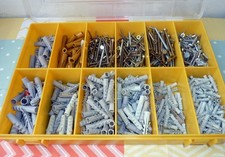 Kiste mit verschiedenen Schrauben und Dübel
