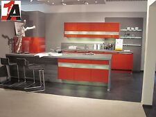 große Gloss Inselküche Hochglanz rot Umfeld Arusha Luxusküche mit Essplatz Möbel