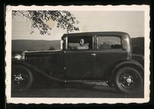 Fotografie Auto Adler Primus 1932, junger Mann am Steuer 