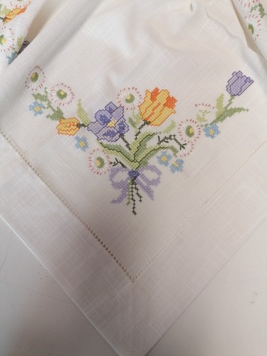 Tischdecke handgestickt