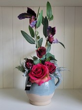 Gesteck aus Kunstblumen, Rosen