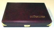 Münzbox/Koffer mit 4 Tableaus für Münzen/Medaillen Sammlungen