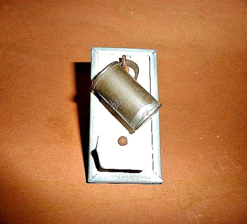 Altes küchenbord mit - ,, krug