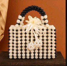 Eleganz pur Handgemachte Perlenhandtasche in Schwarz-Creme.Perfektes Accessoire