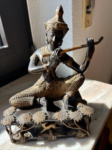Thai buddha auf - auf, lotussitz