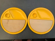 2 Frühstücks-Kunststoffteller mit integriertem Eierbecher und Holzbrettchen