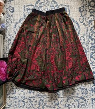 Trachtenrock dunkles moosgrün feuerrot schwarzes Samtband Spitzenborte