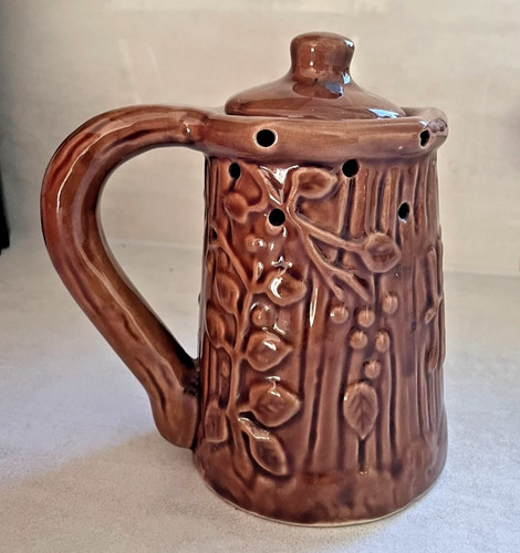 Brauner keramikkrug aus den - keramikkrug,