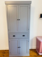 Hoher Küchenschrank