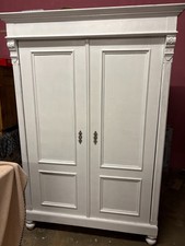 Antiker Kleiderschrank aus der