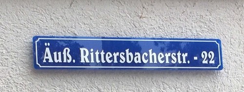 Straßenschild mit hausnummer - mit,