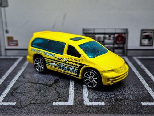 Hot wheels dodge caravan - -,