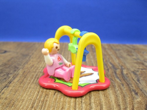Baby mit spielgerät figur - spielgerät,