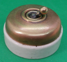 G / Antik: alter Aufputz Lichtschalter / Kippschalter; Messing + Porzellan