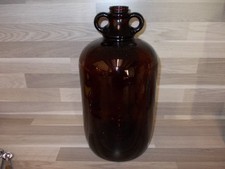 Leere alte dunkel braune Glas  Flasche 3 Liter mit zwei Henkel ohne verschluss