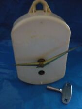 ältere, mechanische Wanduhr