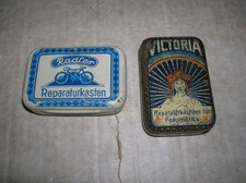 2 Uralte kl. Blechdosen Fahrradflickwerkzeug Victoria und Radler Reparaturkasten