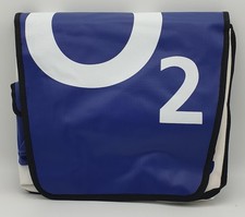 Upcycling O2 Tasche aus LKW-Plane mit Anschnallgurt - sehr robuste Tragetasche