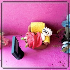 Oma auf Sessel vor dem