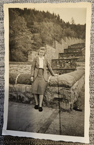 Frau maid posiert - maid,