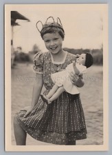 Mädchen mit Puppe - Portrait