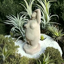 „Dicke Dame Hand über Kopf“ ,frostsicherer Steinguss (H/B/T)34/14/11cm) 5,5 kg