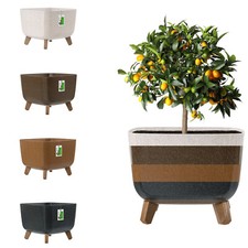 Blumentopf mit Holzfüßen