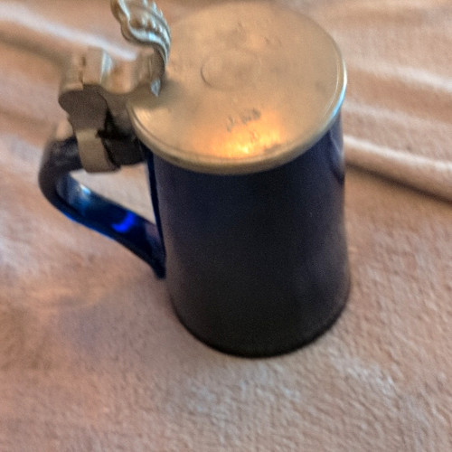 Blauer glas krug mit - glas-krug, silbernem