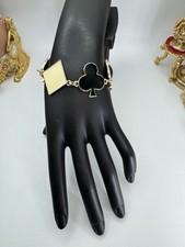 Poker Karten Armband schwarz rot und beige Farbe über goldfarbenem Metall