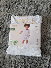 Lila geblümtes Kleid