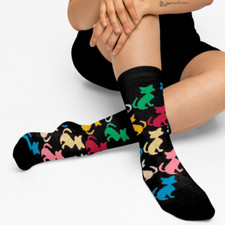 Schwarze Socken mit bunten