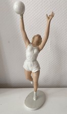 Porzellan Figur Schaubach Kunst alt Frau mit Ball Ballsportlerin defekt