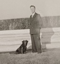 Mann steht mit seinem Hund