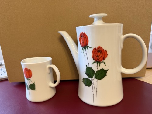 Kleine kaffeekanne mit - kaffeekanne,